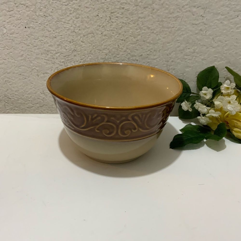 Better Homes & Gardens EMBOSSED SCROLL 8" Round Vegetable Bowl
Embossed Scroll